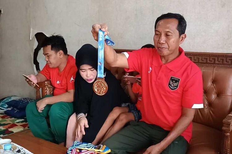 Zukran, orang tua Taufany memamerkan medali yang pernah diraih anaknya sembari menceritakan kisah perjalanan sepakbola putranya