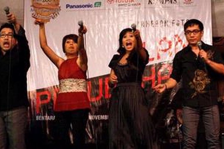Kelompok vokal Elfa's Singers, (dari kiri ke kanan) Agus Wisman, Lita Zen, Ucie Nurul, dan Yana Julio, diiringi musik Elfa Secioria, tampil menghibur acara pembukaan Pameran Foto 200 Tahun Ekspedisi Anjer-Panaroekan di Gedung Bentara Budaya, Palmerah Selatan, Jakarta Pusat, Jumat (14/11/2008) malam. Pada acara pembukaan itu juga dilakukan peluncuran tiga buah buku ekspedisi Kompas, yaitu Ekspedisi Bengawan Solo, Ekspedisi Tanah Papua, dan Ekspedisi Anjer-Panaroekan. Pameran tersebut berlangsung hingga Senin (24/11/2008). 