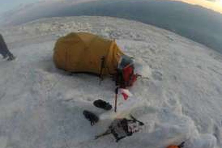 Pemandangan yang terlihat dari Camp 1 Gunung Huascaran, Peru di ketinggian 5.300 meter di atas permukaan laut (mdpl).