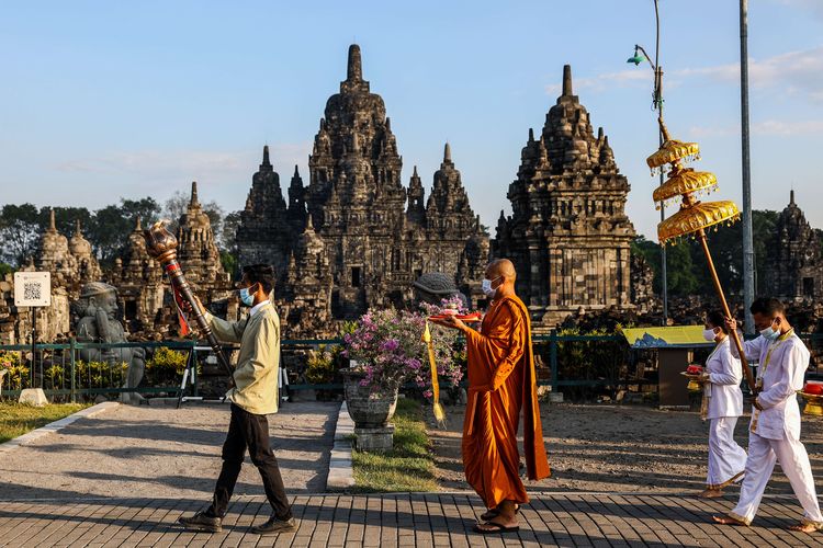 Bhiku melakukan ritual pradaksina, memutari candi sebanyak tiga kali searah jarum jam saat perayaan Tri Suci Waisak 2565 BE di Candi Sewu, Klaten, Jawa Tengah, Rabu (26/5/2021). Perayaan Tri Hari Suci Waisak tersebut digelar secara terbatas dengan menerapkan protokol kesehatan Covid-19.