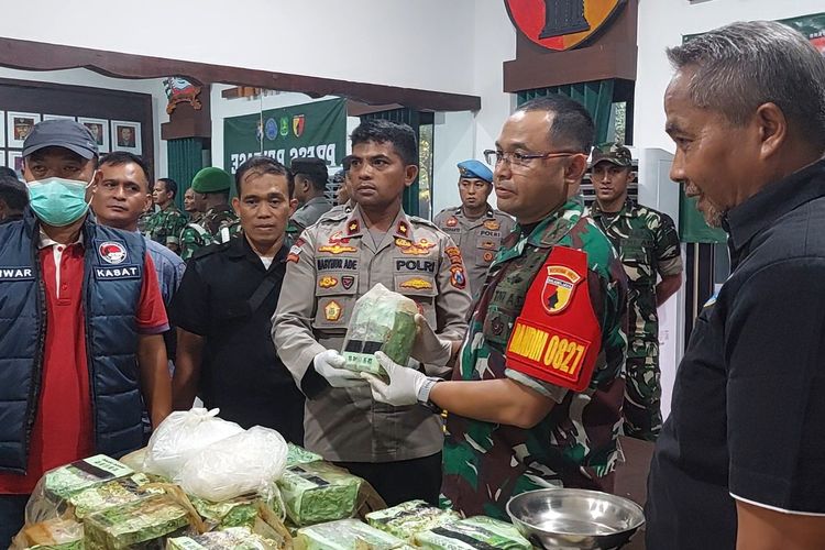 Dandim 0827/ Sumenep menyerahkan secara simbolis narkoba 35 kilogram ke Wakapolres Sumenep, Jawa Timur. 