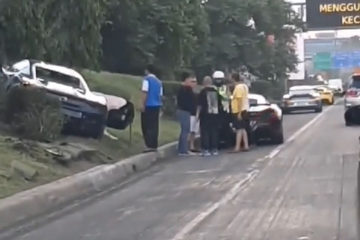 Sebuah mobil Ferrari yang tengah mengikuti konvoi bersama sejumlah mobil Ferrari lainnya menabrak sebuah mobil Honda Mobilio di Jalan Tol JORR di daerah Pasar Rebo, Jakarta Timur, Minggu (5/1/2020).
