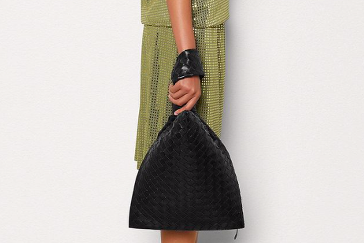 Clutch BV Twist dari Bottega Veneta yang dibanderol dengan harga 2.200 dollar AS atau setara dengan Rp 32 juta.