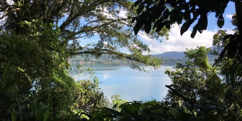 Pemandangan Danau Beratan dari jalur trekking Gunung Catur