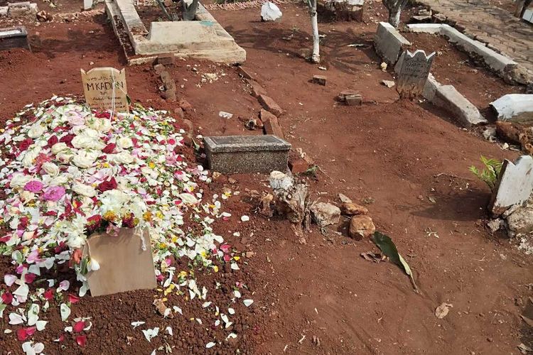 Seorang bobotoh berziarah ke makam M Kadian Bobotoh asal Cileunyi, Kabupaten Bandung, Jawa Barat yang meninggal dunia saat menyambut kedatangan Persib Bandung, Sabtu kemarin