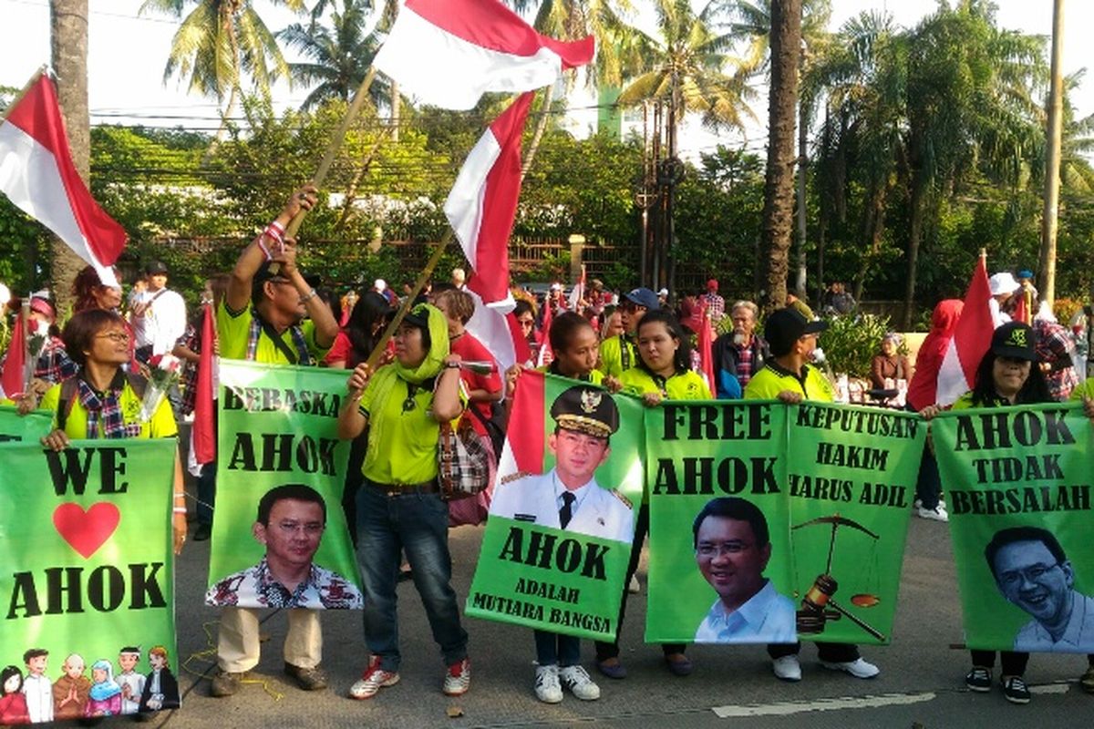 Massa pro Ahok di Jalan RM Harsono jelang sidang vonis Ahok, Selasa (9/5/2017).