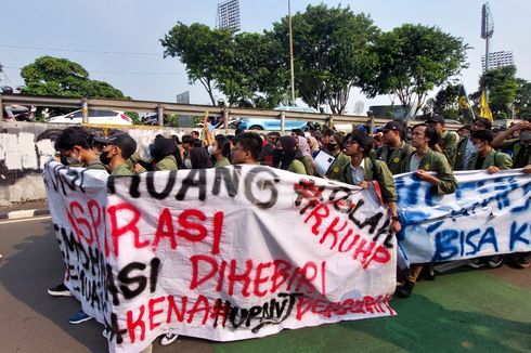 Sambil Kibarkan Bendera, Sekitar 300 Peserta Aksi Mahasiswa Bergerak Menuju Gedung DPR