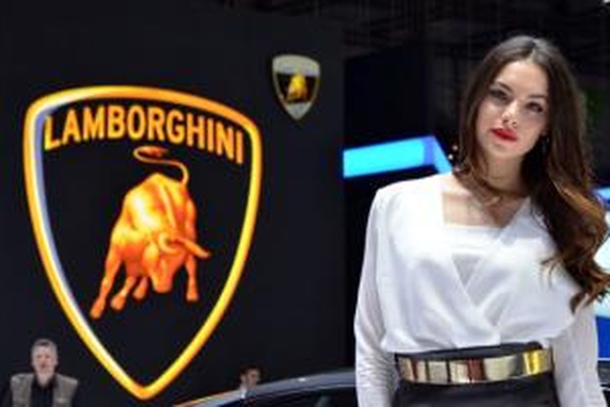 Wanita pendamping di booth Lamborghini di Geneva Motor Show 2014