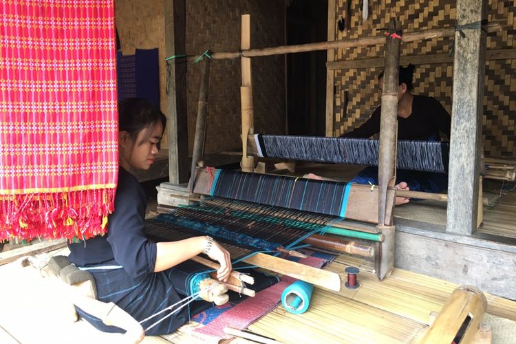 Kegiatan sehari-hari erempuan di Baduy rata-rata menenun kain yang diajarkan sejak kecil, Baduy, Banten, Minggu (18/2/2018). 