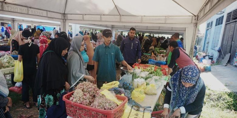Dinas Pertanian dan Perkebunan (Distanbun) Aceh didukung Kementerian Pertanian (Kementan) kembali menggelar Gebyar Pasar Tani, di Komplek Distanbun Aceh, Lampineung, pada Senin (17/4/2023).