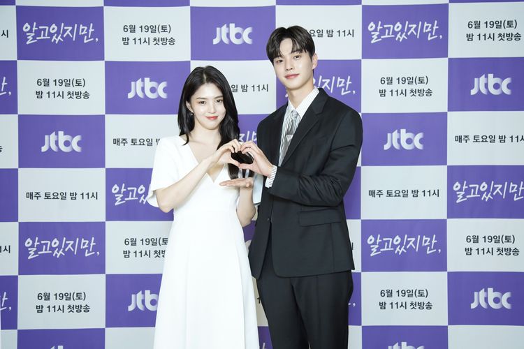 Aktris Han So Hee (kiri) dan aktor Song Kang saat konferensi pers drama Nevertheless