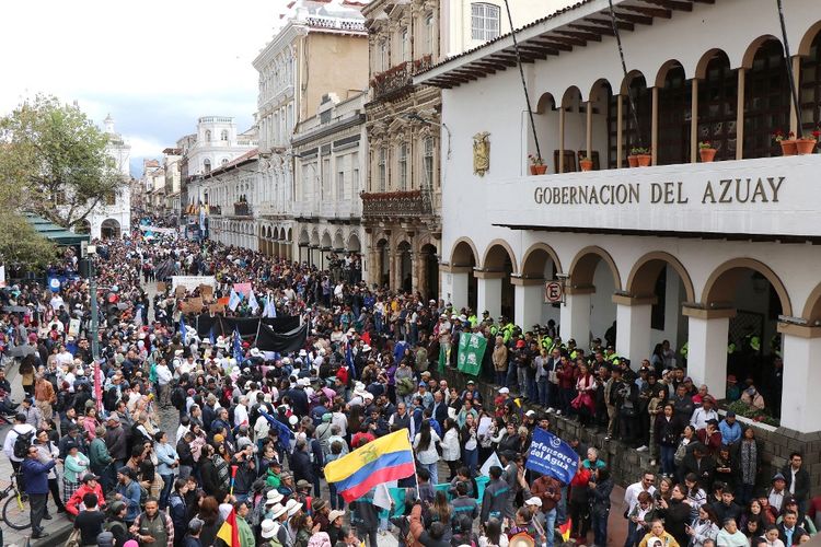 Para demonstran menghadiri unjuk rasa di Cuenca, Ekuador pada 16 September 2025.