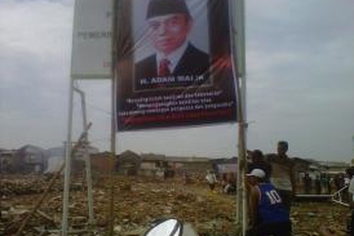 Poster bergambarkan Adam Malik dipasang tepat diatas plang milik pemprov DKI. Pemasangan poster tersebut sebagai salah satu cara penolakan atas penggusuran di atas lahan sengketa milik Adam Milik.