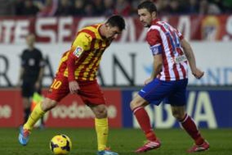 Striker Barcelona, Lionel Messi (kiri), mendapat pengawalan dari gelandang Atletico Madrid, Gabi Fernandez (kanan), pada laga Liga BBVA di Stadion Vicente Calderon, Madrid, Sabtu (11/1/2014).