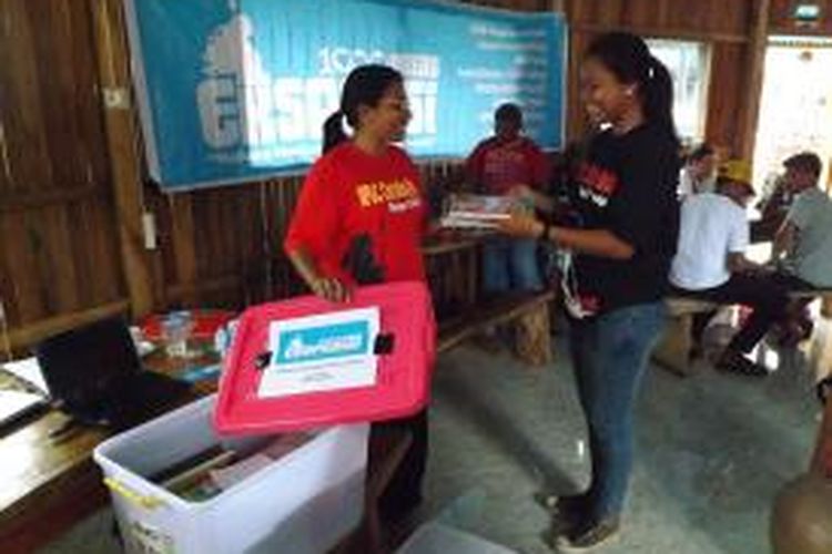 Ketua Yayasan Parakltos memebrikan buku kepada perwakilan pecinta alam di Maluku, Jumat (27/12/2013). ratusan buku ini akan distribusikan kepada siswa yang ada di pedalaman kabupaten Maluku Tengah.