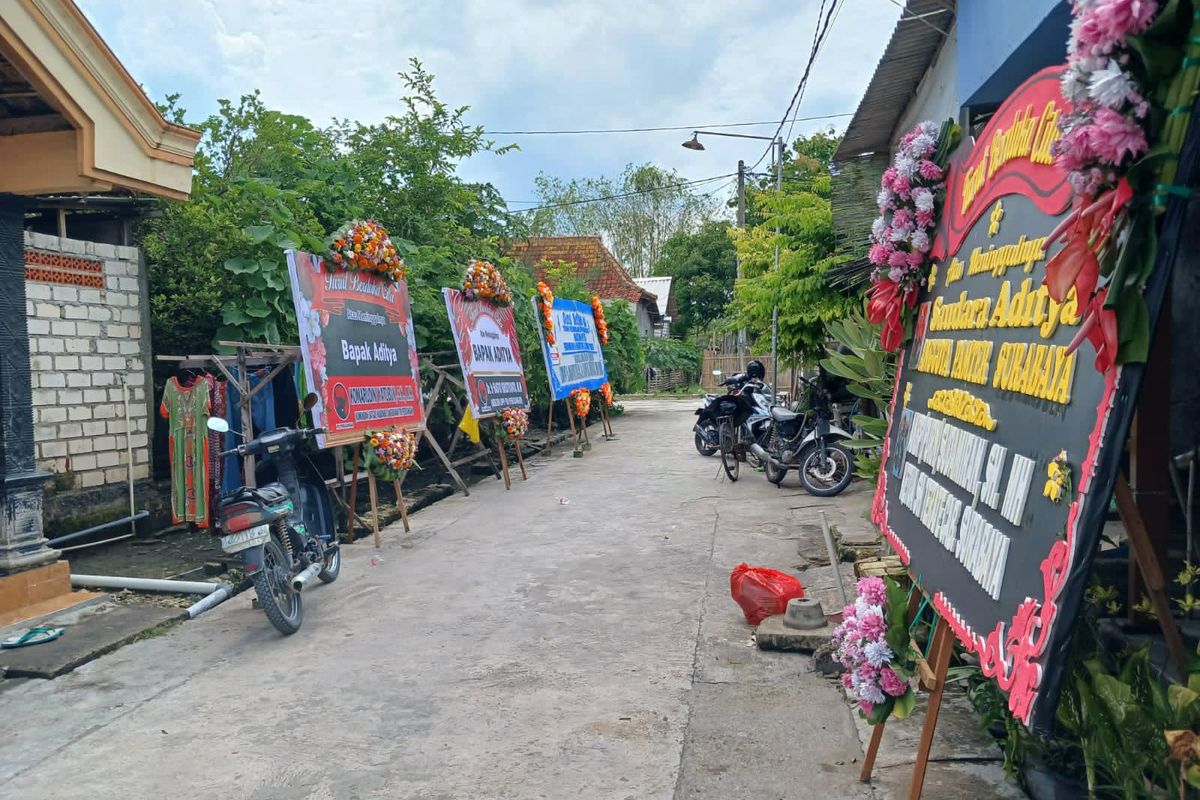 Beberapa karangan bunga tanda turut berduka cita atas meninggalnya Aditya, yang ada di rumah duka di Desa Cungkup, Kecamatan Pucuk, Lamongan, Jawa Timur, Senin (5/2/2024).