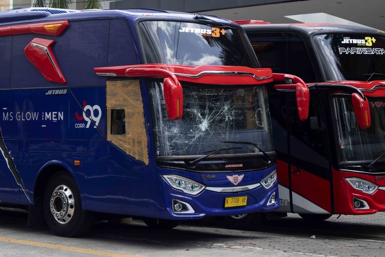 Bus Arema FC terparkir seusai diserang sejumlah oknum suporter di depan Hotel New Saphir Yogyakarta, Rabu (20/10/2021) malam. 