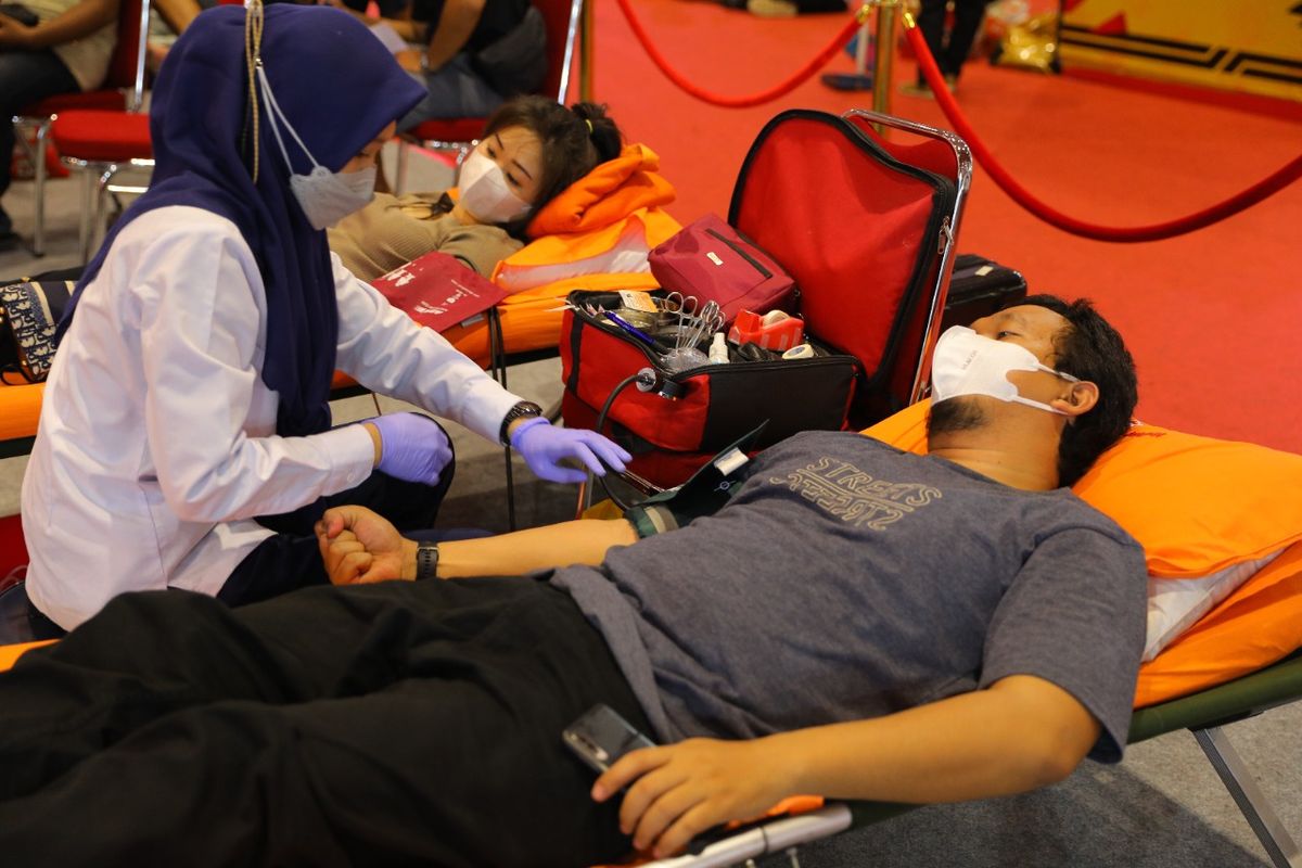 Jakarta Fair Kemayoran 2022 menggelar program donor darah untuk umum. Hal itu bertujuan untuk menambah pasokan stok kantung darah untuk masyarakat yang membutuhkan.