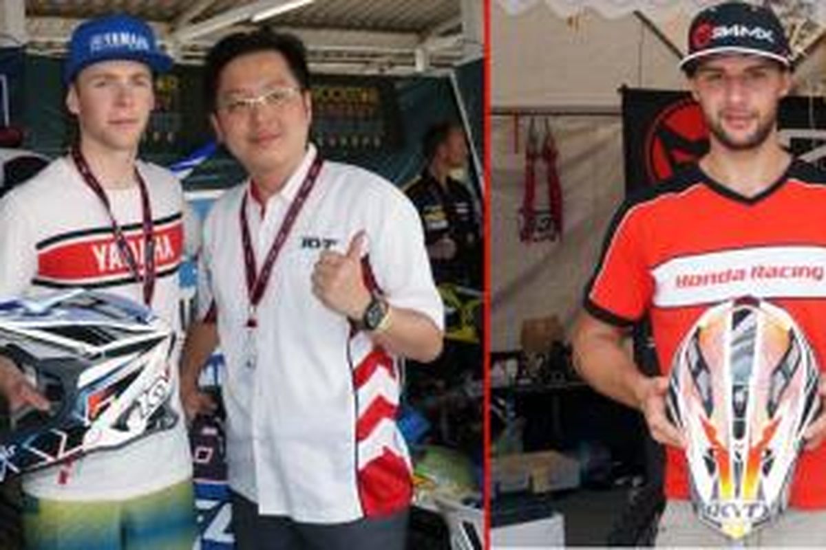 Helm KYT Strike Eagle kini digunakan pebalap Motocross World Championship 2015 kelas MXGP, Romain Febvre, anggota tim Yamaha Factory Racing Yamalube (kiri) dan Christophe Charlier dari 24MX Honda Racing (kanan). 