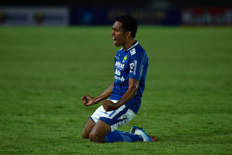 Winger Persib Bandung Frets Butuan, merayakan gol yang dicetaknya ke gawang Madura United. Dalam laga pekan ke-15 yang berlangsung di Stadion Manahan, Solo, Minggu (4/12/2021) Persib menang dengan skor 1-0 atas Madura United.