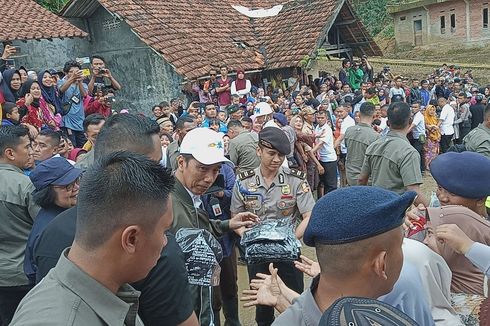 Tinjau Lokasi Longsor di Bogor, Jokowi Bagi-bagi Kaus dan Buku