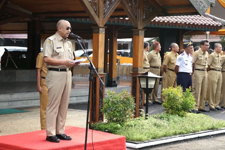 Bupati Cilacap Tatto Suwarto Pamuji memimpin apel di lingkungan Setda Cilacap, Jawa Tengah, Senin (22/4/2019)