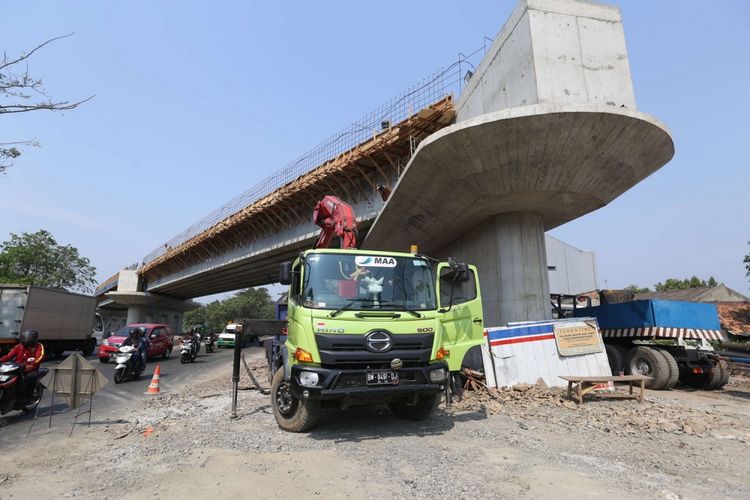 Aktivitas pekerja saat mengerjakan jalur rel kereta api Bandara Soekarno-Hatta di Tanah Tinggi, Kota Tangerang, Banten, Rabu (13/9/2017). Lintasan kereta api jalur Tangerang menuju Bandara Soekarno-Hatta ini diperkirakan akan diujicoba pada November 2017 dan beroperasi pada awal tahun 2018.