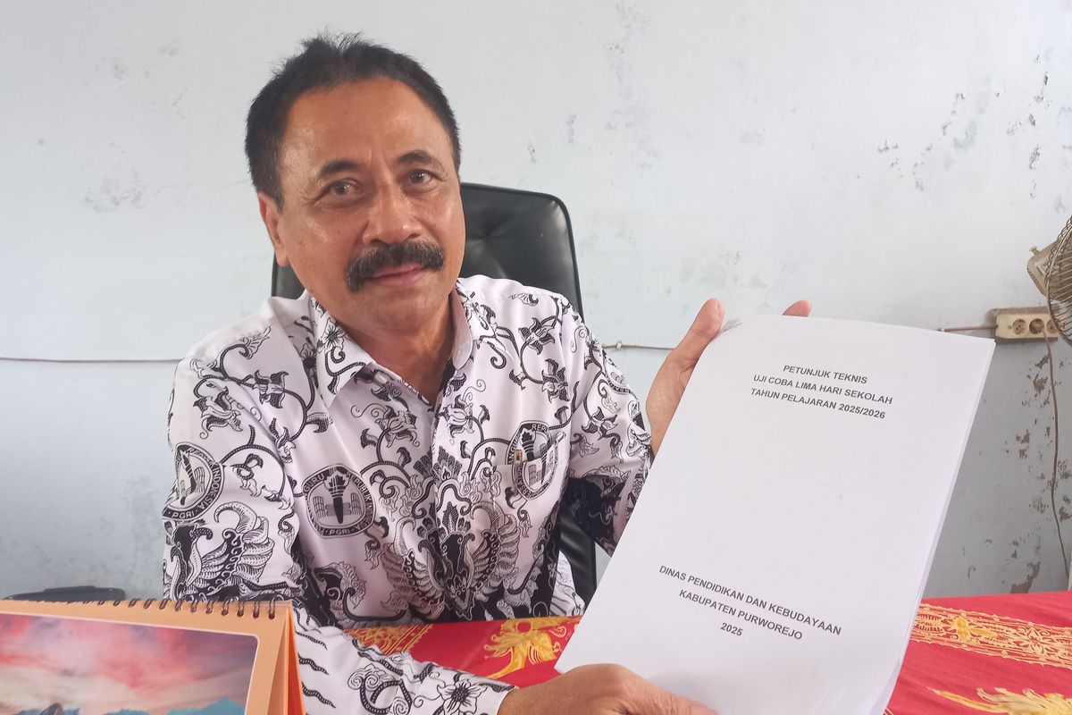 Ketua PGRI Purworejo, Irianto Gunawan, saat ditemui pada Sabtu (5/7/2025), menunjukkan kajian lima hari sekolah dari PGRI.