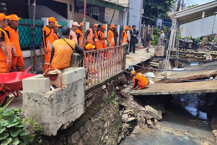PPSU membersihkan puing dua jembatan milik warga yang ambruk, Kamis (23/10/2025).