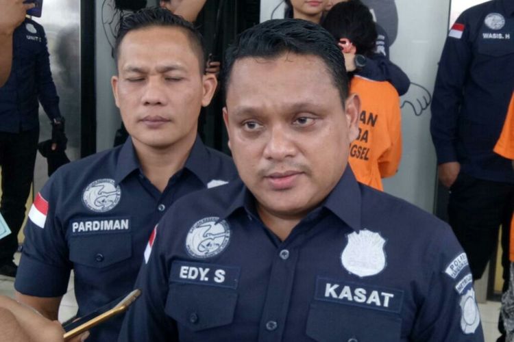 Kasat narkoba polres tangsel, Iptu Edy Suprayitno saat memaparkan peredaran narkoba yang dilakukan pelaku CS di kawasan Jakarta Barat. 