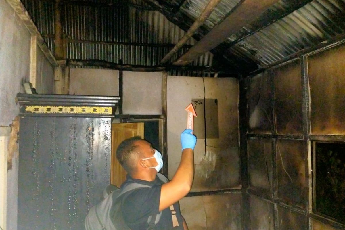 Rumah dan beberapa perabotan milik korban hitam usai dibakar oleh saudaranya sendiri. Pelaku sakit hati ke korban karena hak asuh anaknya jatuh ke mantan istrinya. (Foto dokumentasi Polresta Kendari)