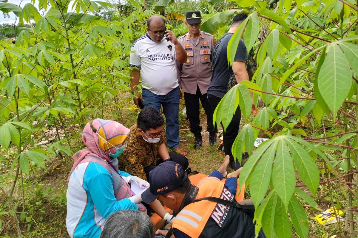 Pria tanpa identitas ditemukan tewas bersimbah darah dengan luka tusuk pada bagian perut di Ujungjaya, Sumedang, Jabar, Jumat (10/2/2023). Dok. Polsek Ujungjaya/KOMPAS.com