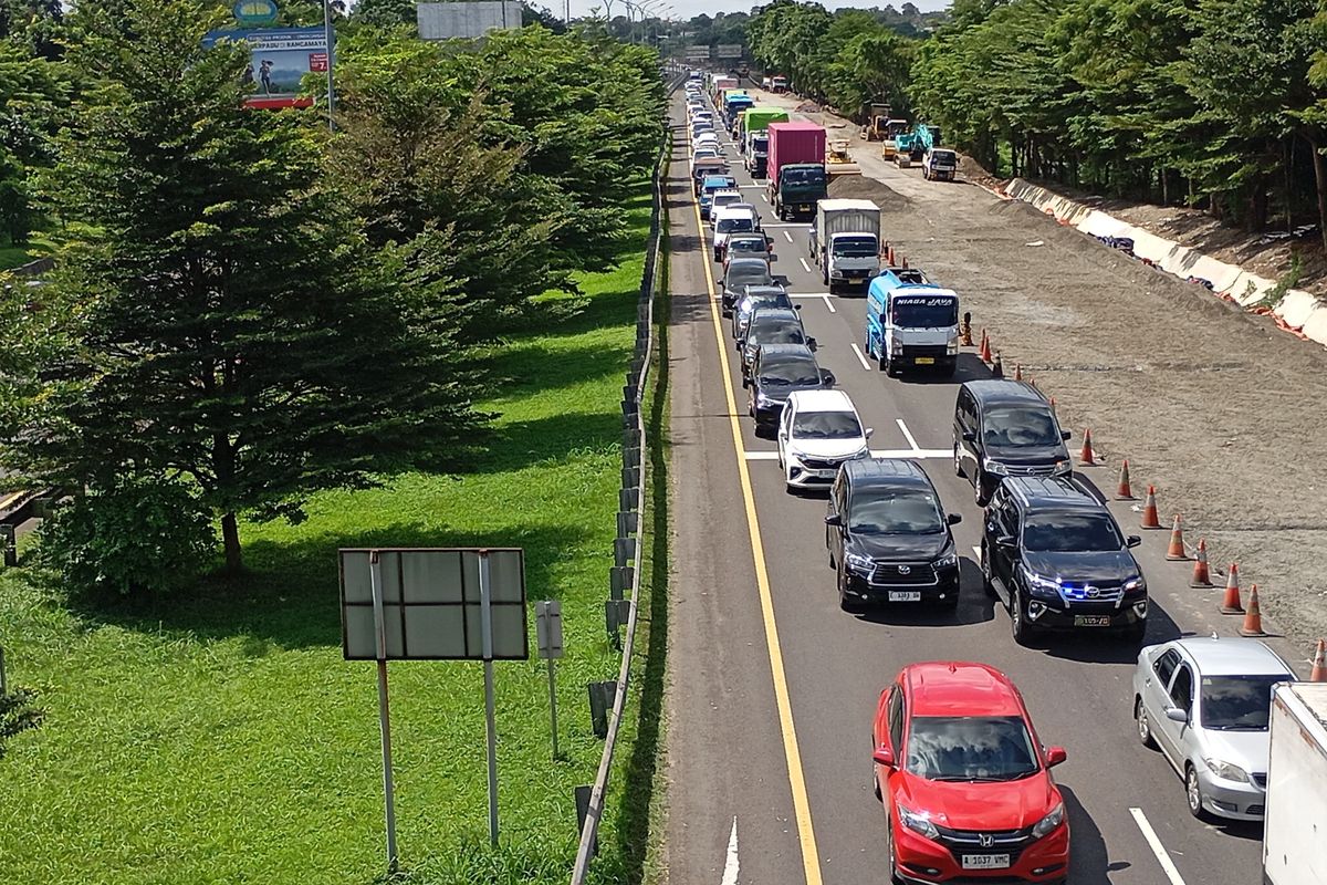 Antrian kendaraan mengular panjang tepat di pintu masuk gerbang Tol Ciawi 2, Rabu (5/2/2025). Polisi menyampaikan antrian kendaraan mencapai dua kilometer hingga ke gerbang Tol Ciawi 1.