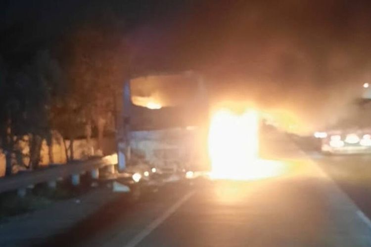 Microbus Terbakar di Tol Jakarta-Cikampek Km 55, Polisi Pastikan Tak Ada Korban Jiwa