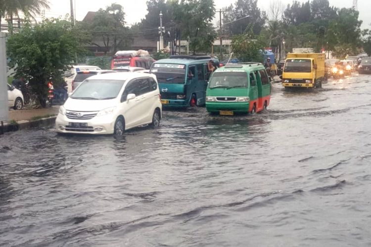 BANJIR di sekitar pabrik tekstile PT Kahatex merendam Jalan Raya Bandung-Garut, Kamis sore. Akibatnya arus lalu lintas tersendat.