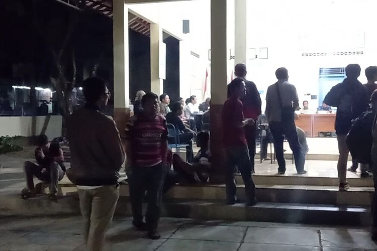 Musyawarah warga Padukuhan Sumbermulyo, Kepek, Wonosari, Gunungkidul, menuntut dukuhnya mundur. Selasa (26/9/2023) malam