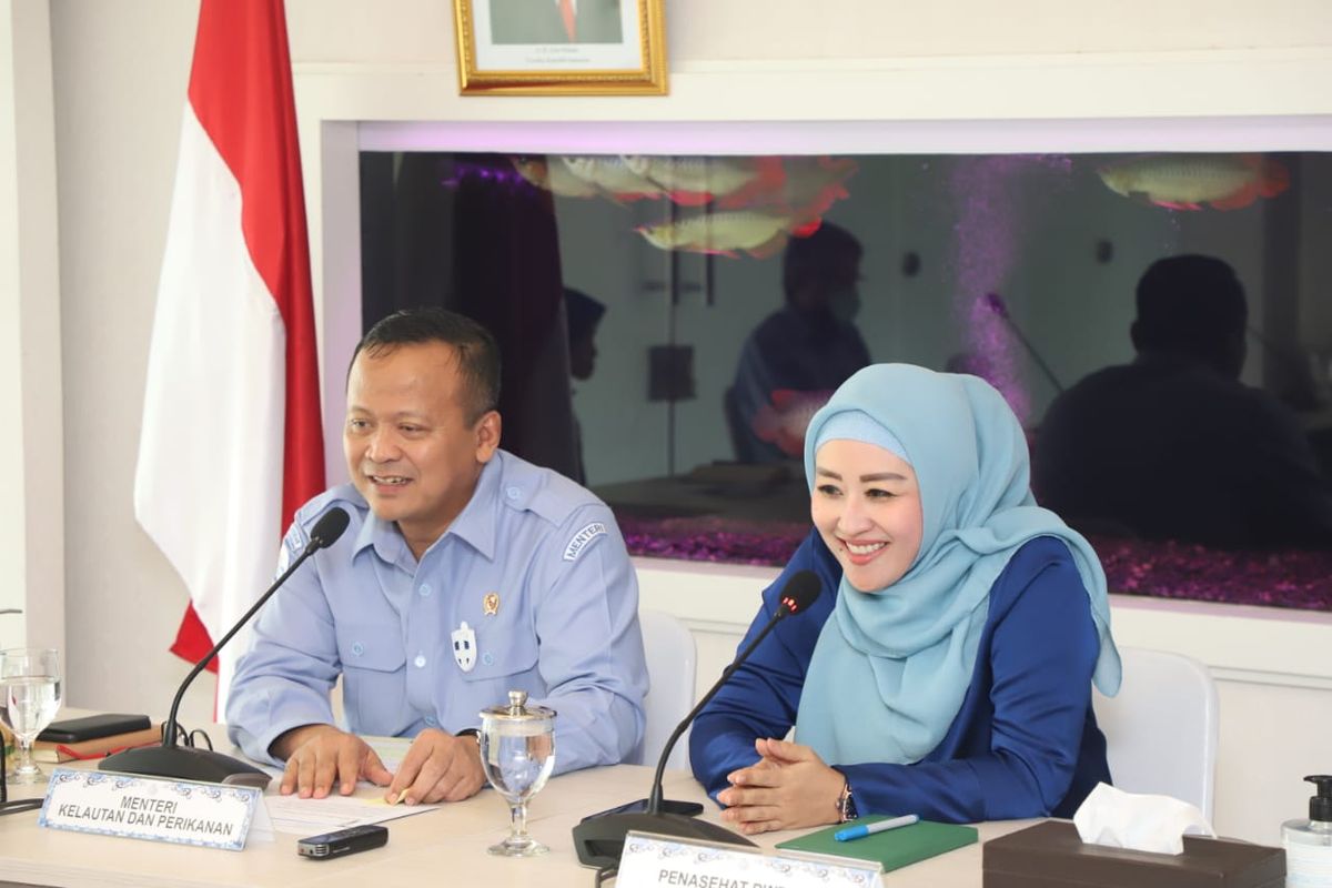 Menteri Kelautan dan Perikanan Edhy Prabowo didampingi istri adakan halal bihalal virtual, Jakarta, Selasa (26/5/2020).