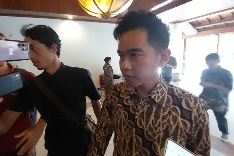 Calon wakil presiden (cawapres) nomor urut 2 sekaligus Wali Kota Solo, Gibran Rakabuming Raka di Solo, Jawa Tengah, Senin (25/3/2024). 