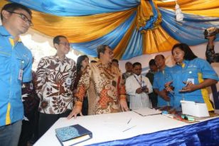 Gubernur Jawa Barat, Ahmad Heryawan beserta Direktur Bank BJB, Ahmad Irfan tengah megunjungi salah satu bazar Ramadhan.
