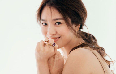 Artis peran Song Hye Kyo dalam sesi pemotretan kampanye perhiasan terbaru Bee My Love untuk merek perhiasan Chaumet.
