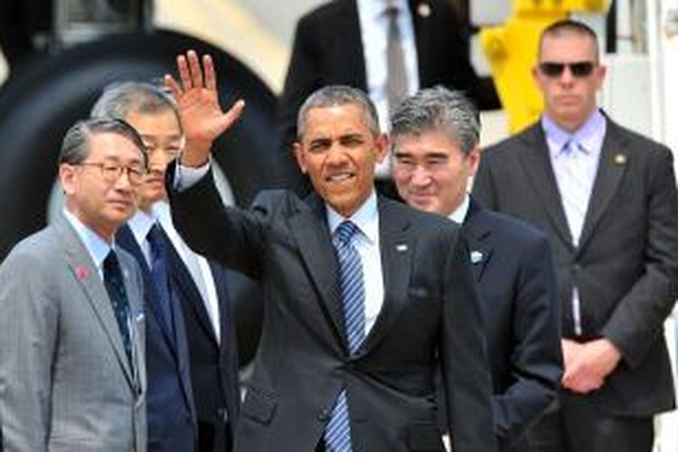 Presiden AS, Barack Obama melambaikan tangannya saat tiba di Seoul, Korea Selatan (25/4/2014). 