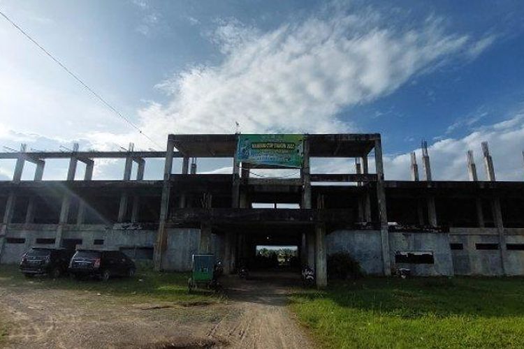 Kondisi stadion di Aceh Tamiang terlihat kumuh dan berlumut, Selasa (18/10/2022). Bangunan ini mangkrak sejak 2018 dan saat ini kerap menjadi lahan gembala ternak. 