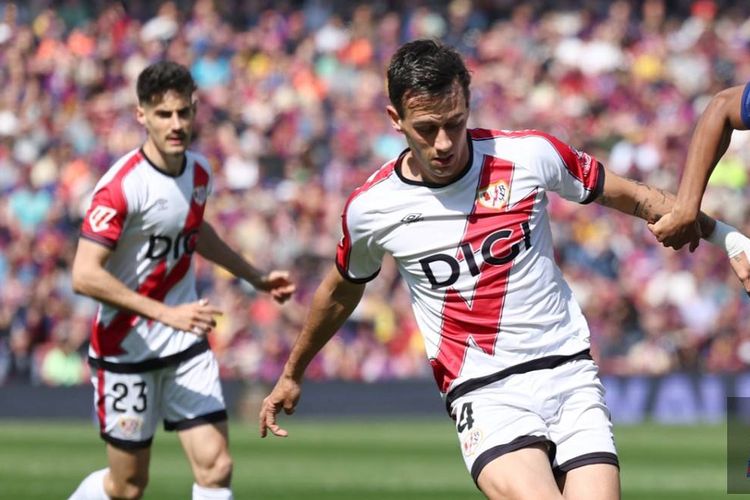 Pedro Diaz (kiri) berebut bola dengan Lamine Yamal dalam pertandingan sepak bola Liga Spanyol antara FC Barcelona vs Rayo Vallecano de Madrid di Stadion Camp Nou di Barcelona pada 22 Maret 2026. (Foto oleh Josep LAGO / AFP)
