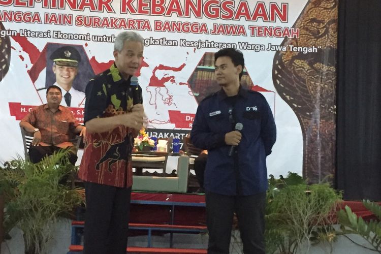 Gubernur Jawa Tengah Ganjar Pranowo tantang seorang mahasiwa IAIN Surakarta, Jawa Tengah, untuk membangunkan rumah layak huni bagi satu keluarga di Gumpang, Sukoharjo, Rabu (4/9/2017). Ganjar memberikan modal Rp 10 juta untuk membangun rumah dengan ventilasi, tembok, dan MCK.