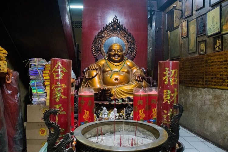 Beberapa bongkah lilin jumbo yang berada di gedung bagian depan kelenteng Sin Tek Bio (Vihara Dharma Jaya), Pasar Baru, Jakarta, Sabtu (11/1/2020).