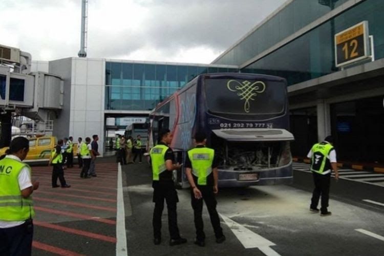 Bus milik Sriwijaya Air di Bandara I Gusti Ngurah Rai yang Terbakar