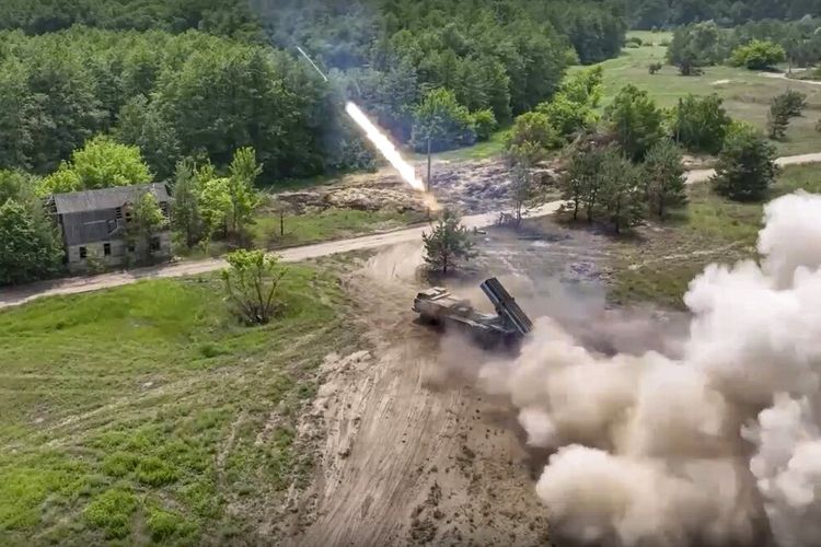 Dalam foto selebaran ini oleh Layanan Pers Kementerian Pertahanan Rusia yang dirilis pada hari Sabtu, 25 Juni 2022, beberapa peluncur roket militer Rusia menembakkan roket ke pasukan Ukraina di lokasi yang dirahasiakan. 