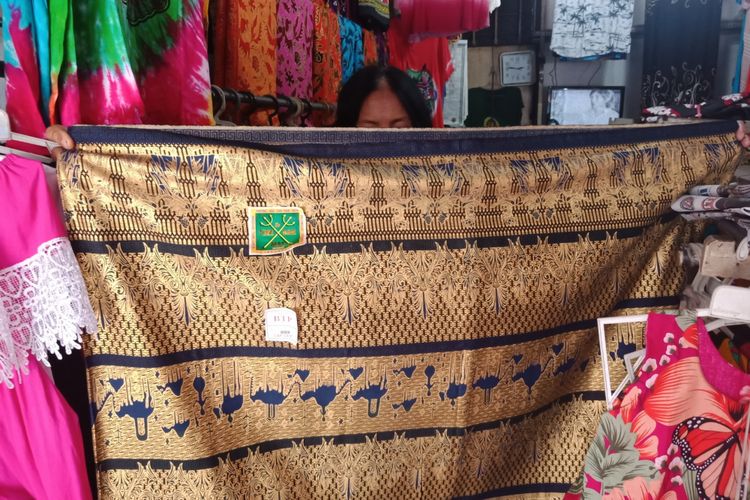 Penjual souvenir dan pakaian motif Bali di Basar Kuta 1, Bali, Kamis (27/9/2018).