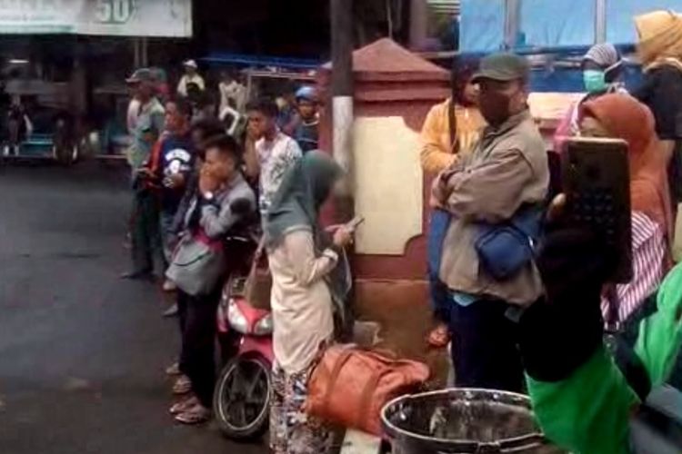 Dua PDP virus corona yang hendak di karantina di Ruang Isolasi RSUD Soekardjo Tasikmalaya malah sempat dijadikan tontonan warga pada Jumat (20/3/2020) kemarin