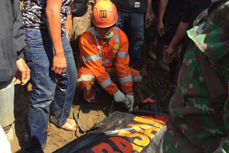 Proses pencarian terhadap dua orang yang terseret arus sungai Dampela terus dilakukan. Satu orang ditemukan di tumpukan kayu di tepi sungai dalam keadaan meninggal dunia, Kamis (14/6/2019).